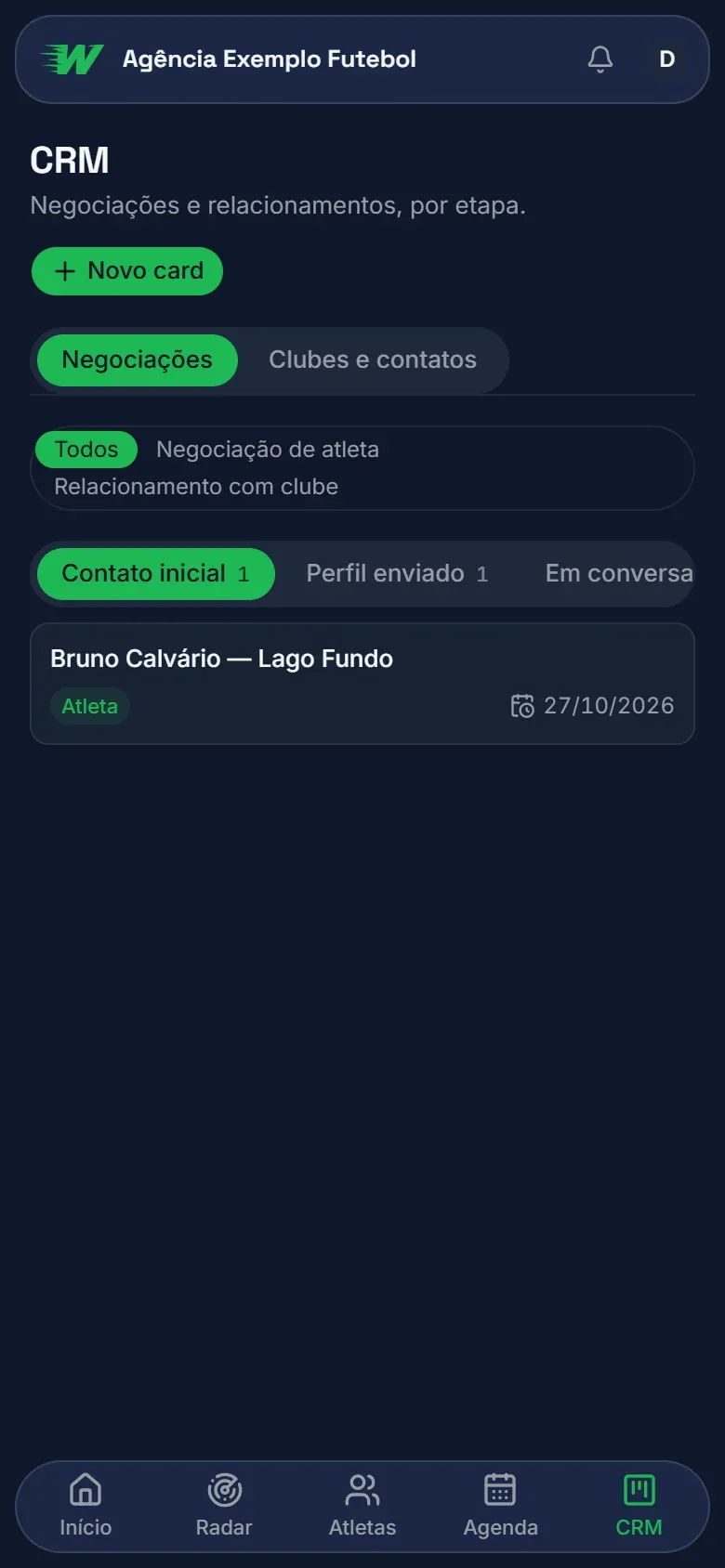 CRM no celular, com as negociações em lista por etapa